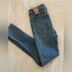 Brand new with tags Madewell 10” High Rise Skinny jeans in size 25